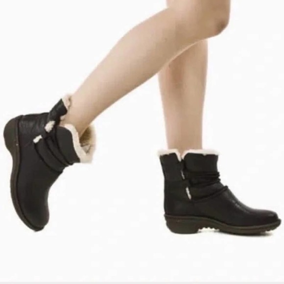 UGG Caspia 1932 Black Leather Lace Up Ankle Boots - Picture 2 of 11